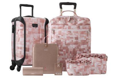 Línea de maletas Pink products, de TUMI. El 20% de las ventas se dirigen a la Fundación FERO, destinada a la investigación oncológica. 