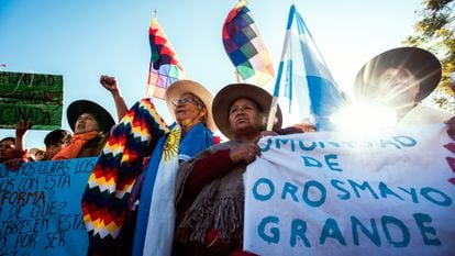 Manifestantes indígenas de la provincia de Jujuy protestan contra el decreto que permite la extracción de litio en sus tierras, en Buenos Aires, en agosto de 2023.