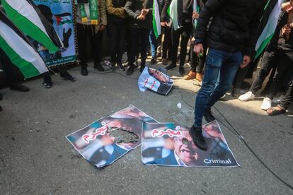 Estudiantes palestinos pisotean carteles con la imagen del ministro israelí de Seguridad, Ben Gavier, en una protesta en Gaza contra la reunión entre israelíes y palestinos en Aqaba, Jordania, el 26 de febrero de 2023.