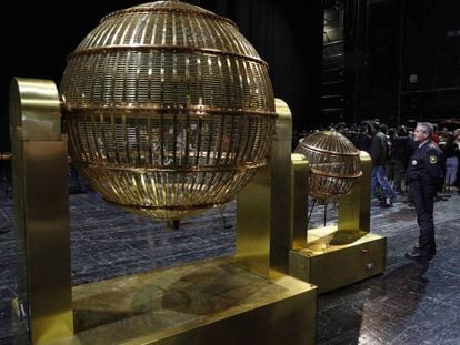 GRAF6735. MADRID, 14/12/2018.- A una semana de la celebraci&oacute;n del sorteo de loter&iacute;a m&aacute;s emblem&aacute;tico del a&ntilde;o, los bombos llegan al Teatro Real de Madrid, donde girar&aacute; la fortuna de la Navidad el pr&oacute;ximo 22 de diciembre. En la imagen, los bombos a su llegada hoy al Teatro Real. EFE/Chema Moya
