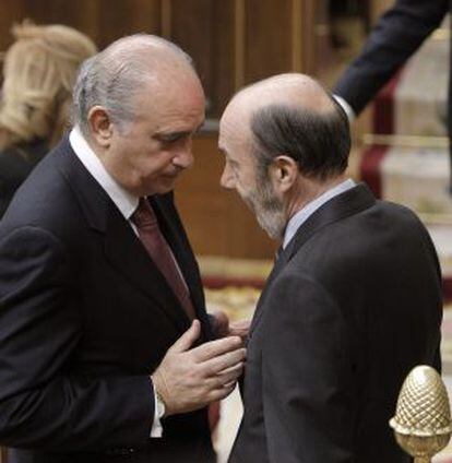 El ministro del Interior, Jorge Fernández, charla en el Congreso con el socialista Alfredo Pérez Rubalcaba.