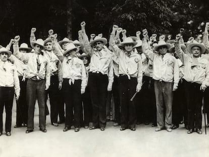 Miembros del movimiento mexicano Los Camisas Doradas saludan con el puño cerrado en Ciudad de México, en 1939.