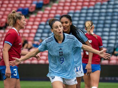 Esther González celebra uno de sus goles en el partido entre España y la República Checa de la Copa de Naciones de Australia 2023.

La selección española femenina de fútbol puso el cierre a su participación en la Copa de Naciones que acogió Australia con una segunda victoria este miércoles al ganar con claridad a la República Checa por 3-0, con protagonismo para la delantera Esther González, autora de un doblete.

OCEANÍA DEPORTES AUSTRALIA
PRENSA RFEF