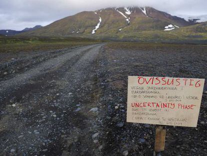 Un cartel de alerta en la carretera al volc&aacute;n island&eacute;s Bardarbunga. 