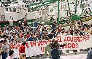La cabecera de la marcha en demanda de un acuerdo pesquero con Marruecos, a su llegada ayer al puerto de Barbate.