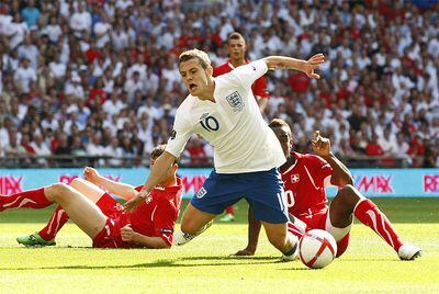 Wilshere es derribado en el área, en el primer gol de Inglaterra.