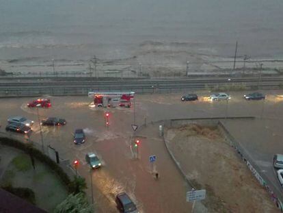 La carretera N-II inundada a Vilassar de Mar. 