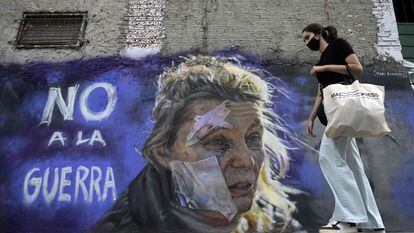 Una mujer pasa junto al graffiti "No a la guerra" del muralista Maximiliano Bagnasco, en Buenos Aires, este mes de marzo.