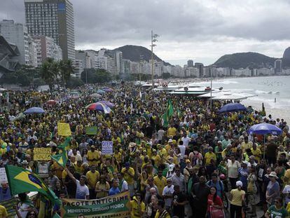 Seguidores de Bolsonaro marchan este domingo en la playa de Copacabana, en Río de Janeiro. 