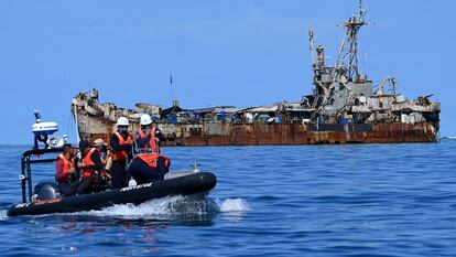 Una lancha frente al buque ‘Sierra Madre’, el 10 de noviembre.