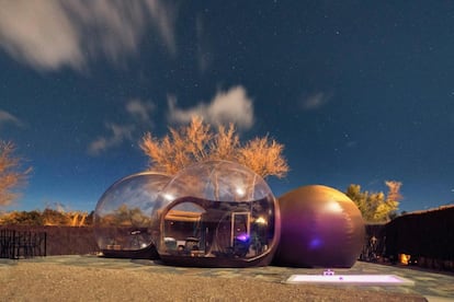 Para trabajar y descansar bajo las estrellas. Una burbuja para escapar de la realidad y disfrutar de la naturaleza aun estando en interior. El alojamiento está ubicado en el Parc Cultural de la Valltorta, reconocido por la Unesco como Patrimonio Mundial. El desayuno se sirve dentro de la propia burbuja. https://www.zielodelevante.com