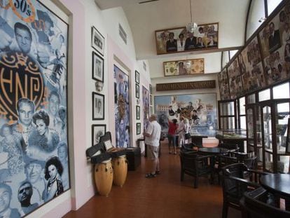 Fotos y carteles antiguos expuestos en el bar del Hotel Nacional, en La Habana.
