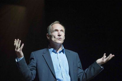 El inventor de la web, Tim Berners-Lee, ayer en un momento de su ponencia en Bilbao.