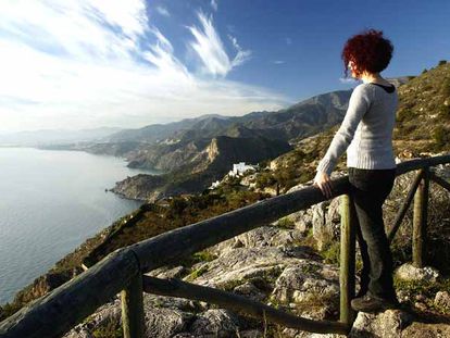 Vista panorámica en el acantilado de Maro y Cerro Gordo, a caballo entre las provincias de Granada y Málaga.