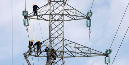 Operarios reparando el tendido el&eacute;ctrico