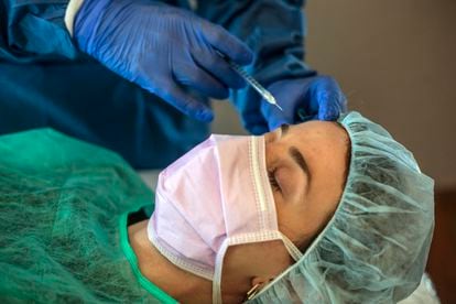 Una paciente se somete a un tratamiento de botox, en mayo de 2020 en San Cugat.