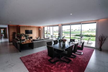 Bajo de 400 metros cuadrados en la promoción LGC3. En la imagen, el salón con comedor. Tiene acceso directo a una terraza con piscina privada.