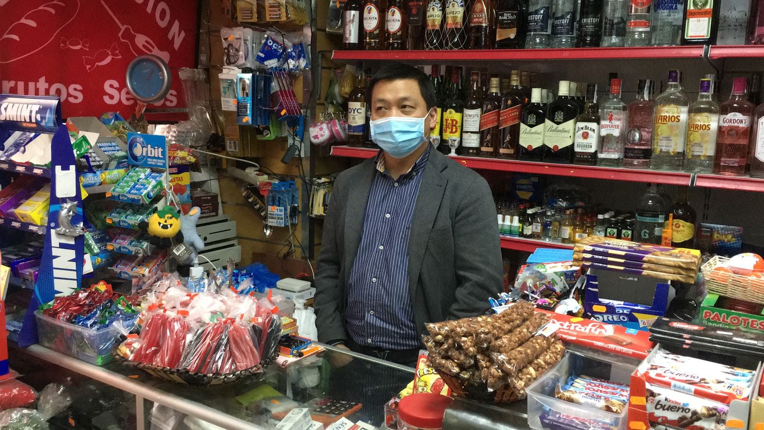 Zhan Owei, de 47 años, en su comercio del barrio de Lavapiés.