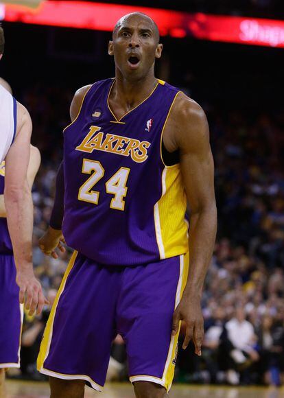 Kobe, de los Lakers, se queja de que le señalen una falta.