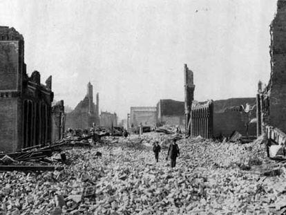 Habitantes de San Francisco caminan entre las ruinas de la ciudad tras el terremoto del 18 de abril de 1906.