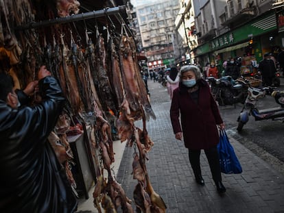 Una mujer caminaba el martes cerca de un mercado de Wuhan.