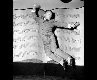 19 de marzo de 1957. Mickey Rooney durante un ensayo de baile para el programa de televisión ' George M. Chan Story', en Hollywood.
