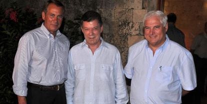 El presidente de Colombia, Juan Manuel Santos (C), junto con el presidente de la C&aacute;mara de Representantes de EE UU, John Boehner (Izq.) y su hom&oacute;logo paname&ntilde;o Ricardo Martinelli (Der.) el 12 de enero en Cartagena.