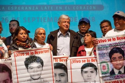 López Obrador, tras la reunión con las madres y padres de los jóvenes de Ayotzinapa.