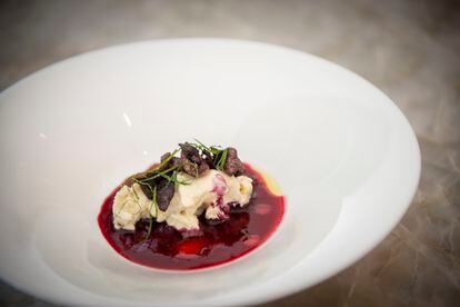 Postre de gorgonzola, jugo de fresas, aceituna negra y aceite de oliva.