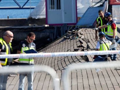 Miembros de la policía científica trabajan en el tramo hundido del paseo marítimo de Vigo.