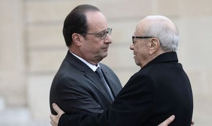 El presidente franc&eacute;s Hollande abraza al presidente tunecino, Beji Caid El Sebsi, en Par&iacute;s, el 14 de noviembre de 2015. 