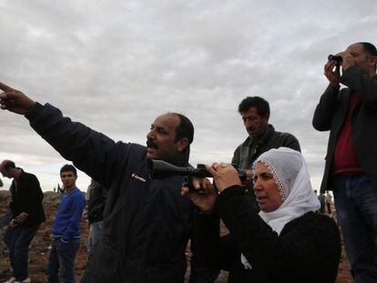 Un grupo de personas contempla los bombardeos sobre Kobane desde las colinas de Suruc, al otro lado de la frontera turca.