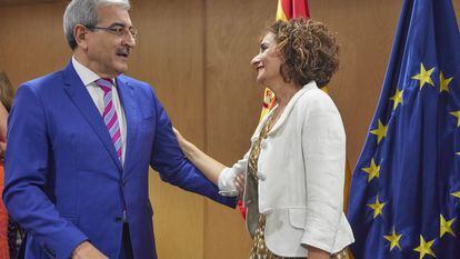 El vicepresidente del Gobierno de Canarias, Román Rodríguez, junto a la ministra María Jesús Montero, el miércoles en Madrid, con motivo del Consejo de Política Fiscal y Financiera.