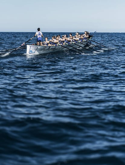 Las integrantes de la trainera femenina del club Arraun Lagunak Donostia practican en la bahía de la capital guipuzcoana (con 187.000 habitantes).