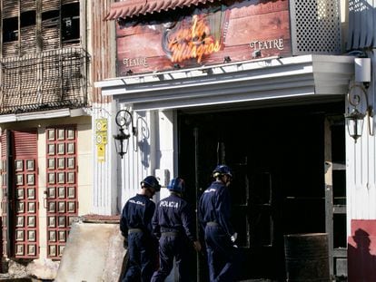 Agentes de la Policía Judicial acceden a la discoteca Fonda Milagros de Murcia el pasado octubre.