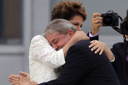 La nueva presidenta de Brasil, Dilma Rousseff es abrazada por su antecesor Luiz Inacio Lula da Silva, en las afueras del Palacio de Planalto en Brasilia, tras su toma de posesión.
