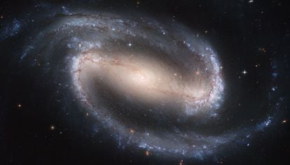 La galaxia espiral barrada NGC 1300, a unos 69 millones de años luz de distancia de la Tierra, en una imagen formada por varias exposiciones y varios filtros de la cámara ACS del telescopio espacial `Hubble´, en septiembre de 2004.