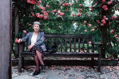 Natalia Ginzburg (1916-1991) retratada en Turín en torno a 1990.