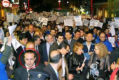 José Manuel Pinto (en el círculo), de escolta durante un mitin con Esperanza Aguirre en 2008.