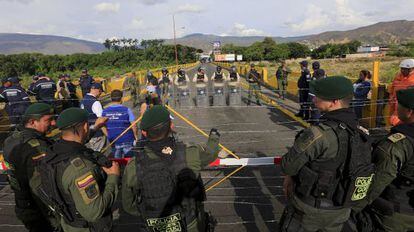 Policías de Colombia y Venezuela en la frontera.