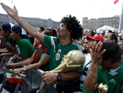Fanáticos mexicanos en Ciudad de México reaccionan al segundo gol de Suecia en el Mundial de 2018.