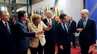 Jean-Claude Trichet, José Manuel Durão Barroso, Angela Merkel, George Papandreu, Nicolas Sarkozy y Herman Van Rompuy, en la reunión del pasado jueves en Bruselas en la que se anunció el acuerdo europeo para rescatar a Grecia.
