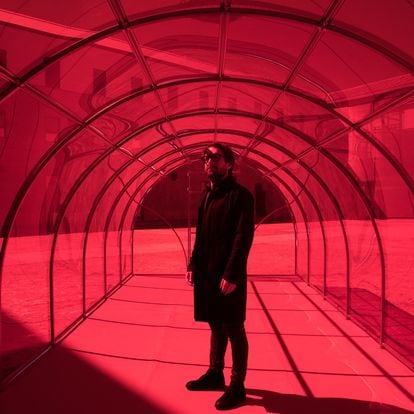 Dvd1045(17/03/21) El artista Patrick Hamilton posa con su obra el invernadero rojo , Madblue 2021 Conde Duque   Foto: Víctor Sainz