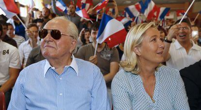 La líder del Frente Nacional, Marine Le Pen, junto a su padre Jean-Marie en una imagen de archivo.