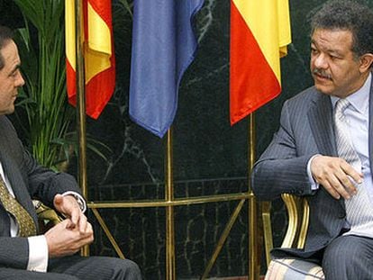 El presidente dominicano, Leonel Fernández, habla con el líder del Congreso español, José Bono, en Madrid