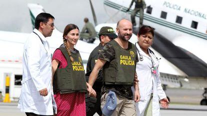 &Aacute;ngel S&aacute;nchez Fern&aacute;ndez y Mar&iacute;a Concepci&oacute;n Marlaska llegan a Bogot&aacute; tras su liberaci&oacute;n. 