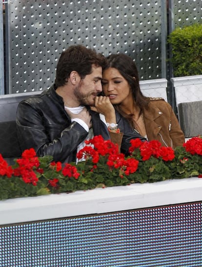 Madrid Open tenis 2010, partido entre. Photo by Jose L. Cuesta  El jugador del Real Madrid Iker Casillas y su novia la periodista Sara Carbonero en el Open de Tenis 2010 de Madrid durante el partido entre Roger Federer (Suiza) y Ernests Gulbis (Letonia).