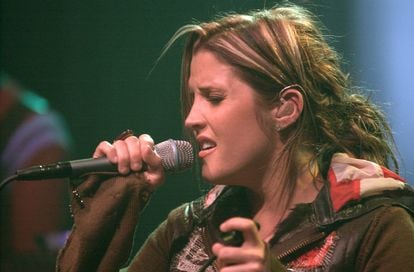 Lisa Marie Presley, durante una actuación en Nueva York, el 6 de abril de 2003, año en que lanzó su primer disco 'To Whom It May Concern'. La influencia de su padre fue evidente en las letras de sus canciones.
