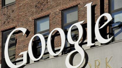 Vista del logotipo de Google, en la sede de su empresa en Nueva York (Estados Unidos).