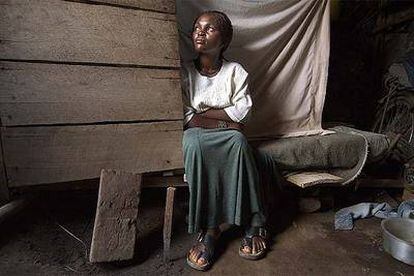Joven  congoleña de 19 años que sufrió  diversas intervenciones quirúrgicas para reparar la fístula obstétrica provocada por una violación en grupo. La fotografía se tomó en Goma.